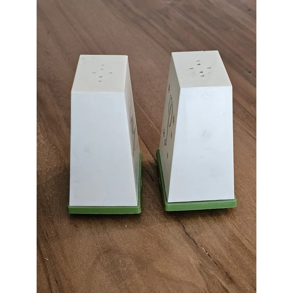 MCM Salt & Pepper Shakers White Gold Green STARBURST 1960s Thousand Trails Promo